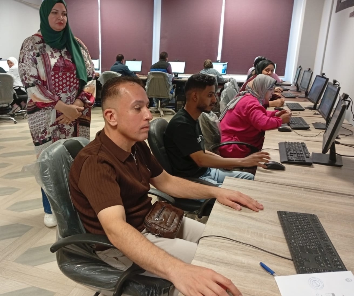 جانب من اختبار الاخوة الوافدين للحصول علي شهادة اساسيات التحول الرقمي بوحدة التدريب