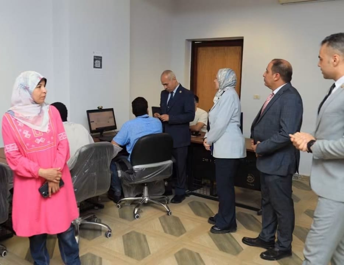 تفقد الدكتور محمد حسن والوفد المرافق له وحدة التدريب علي تكنولوجيا المعلومات بالجامعة لمتابعة سير الاختبارات
