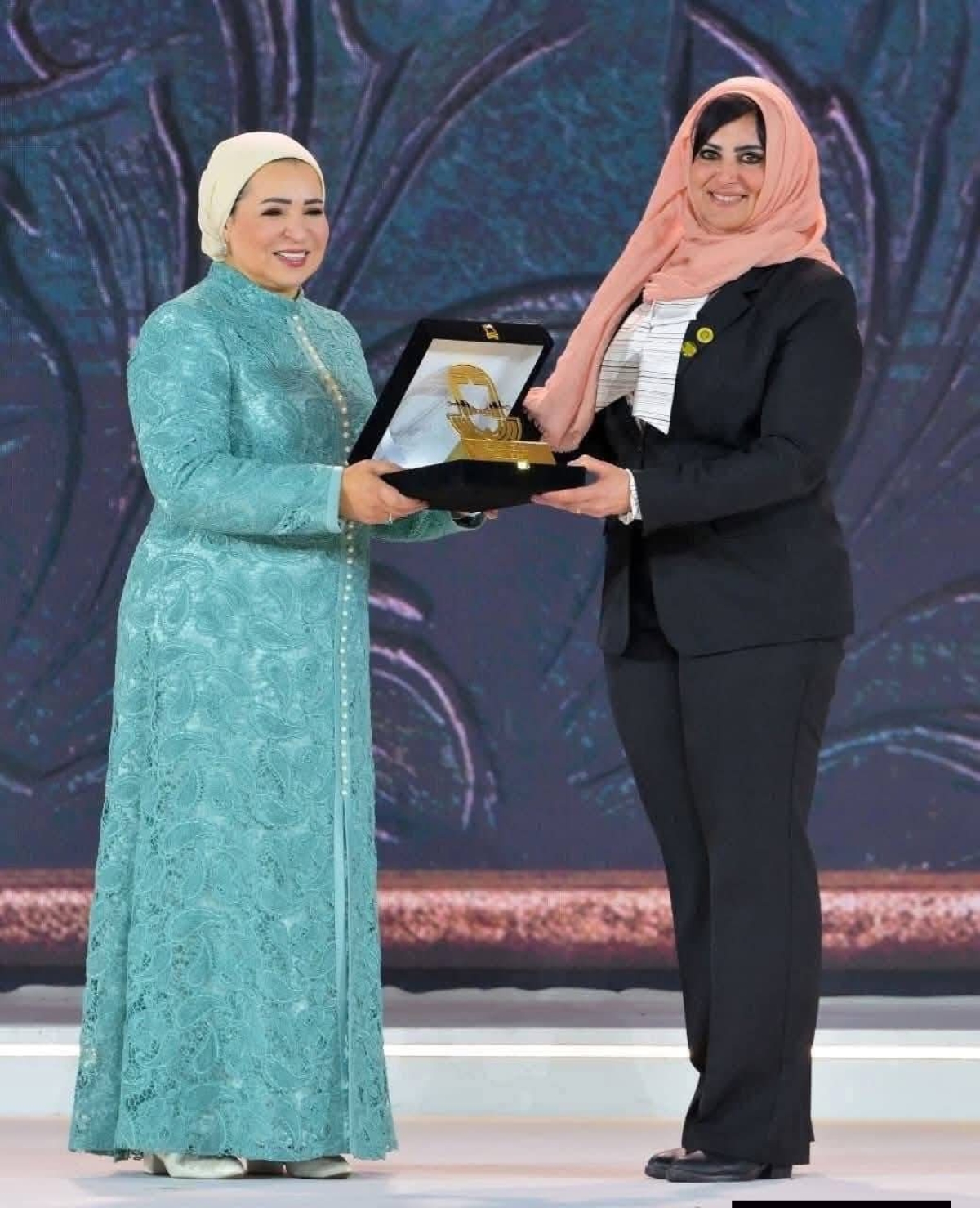 تكريم الدكتورة غادة عامر الاستاذ بكلية الهندسة من قبل السيدة انتصار السيسي